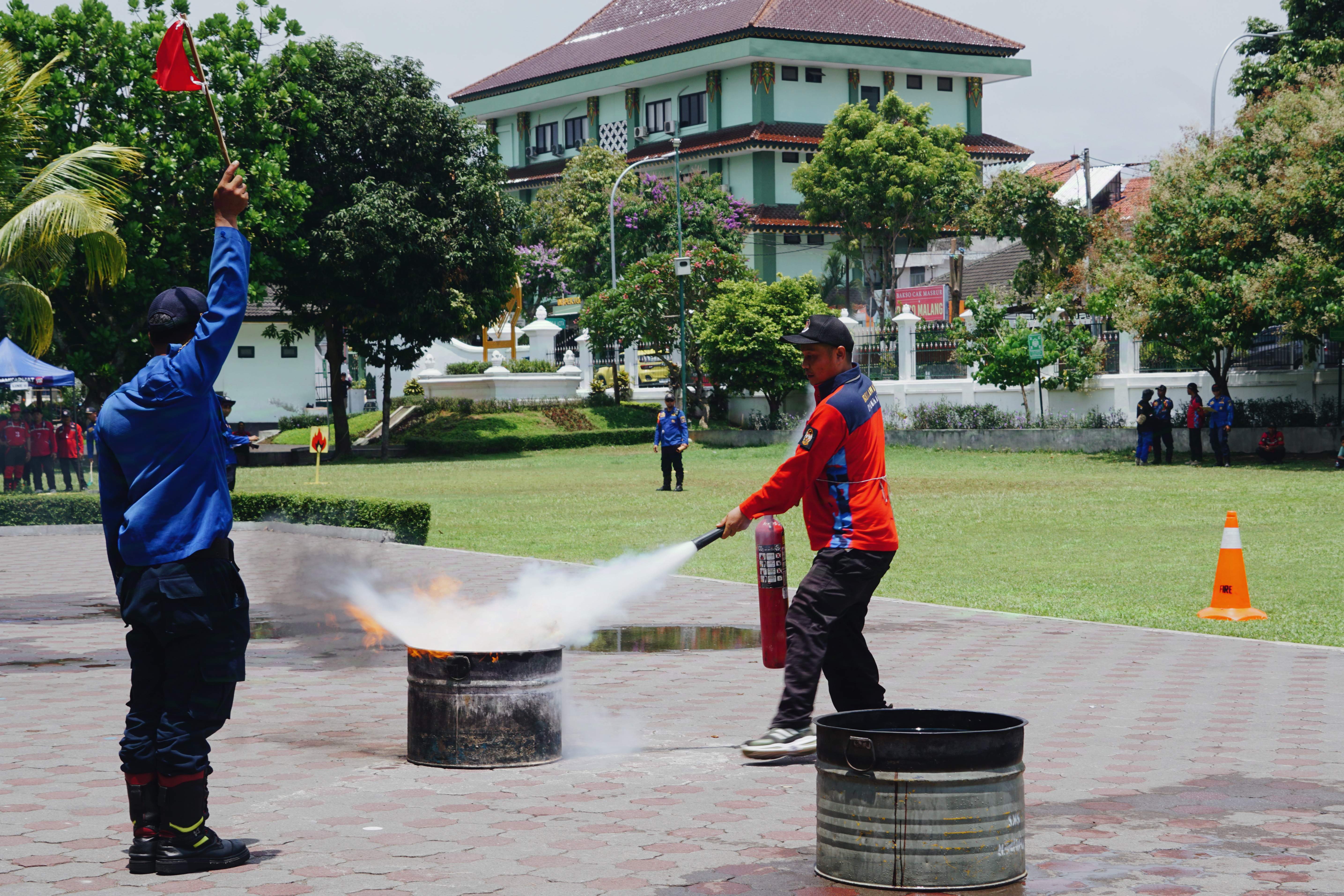 Redkar Garda Depan Sebelum Petugas Damkarmat Tiba di Lokasi