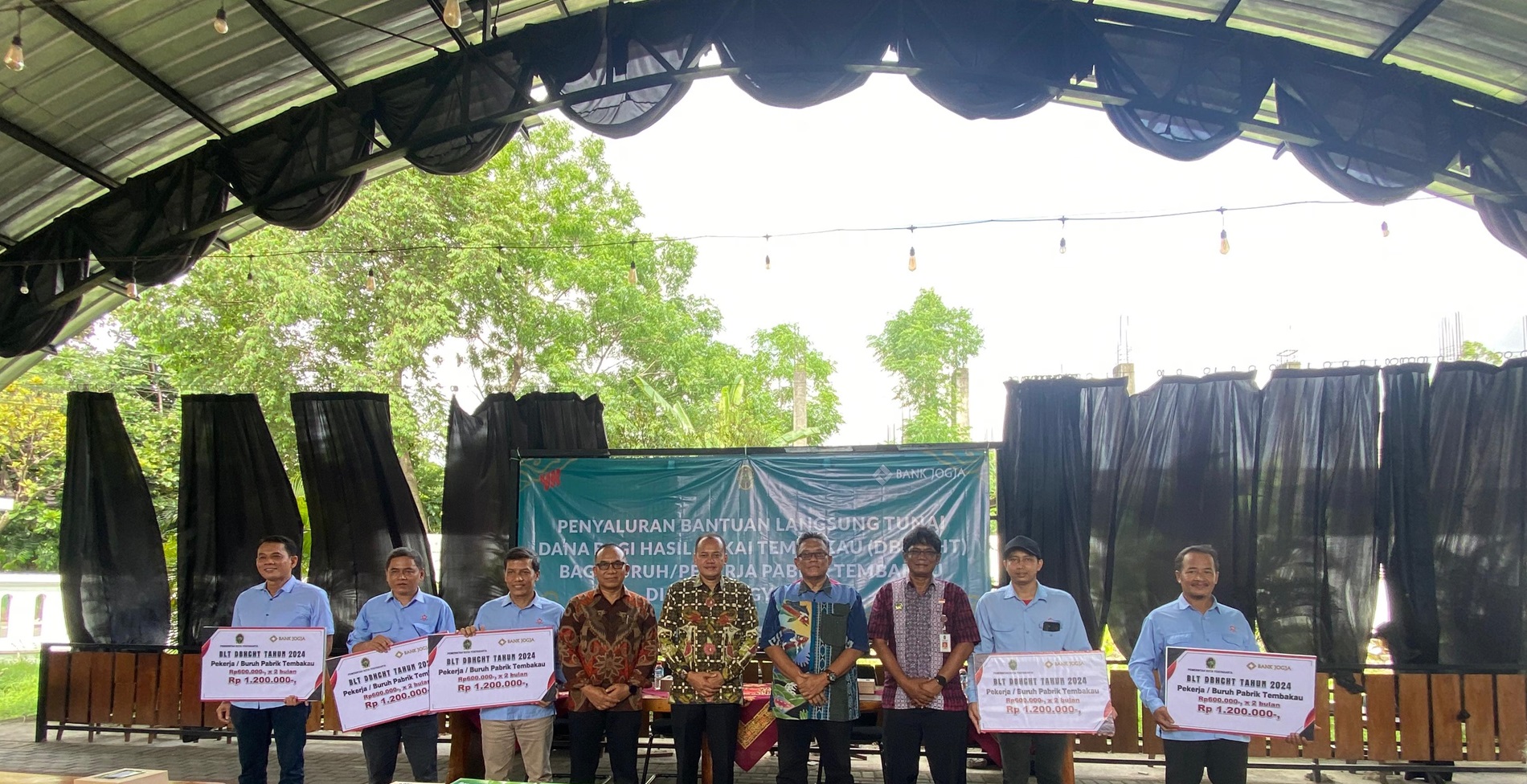 Pekerja Pabrik Tembakau di Yogya Terima Bantuan DBHCHT