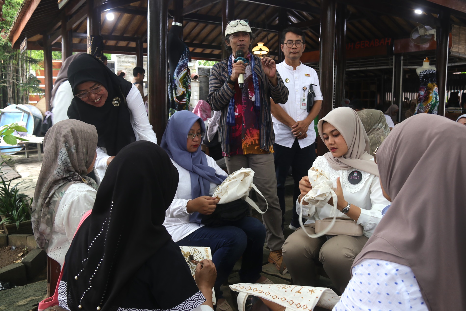 Peserta APEKSI Diajak  'Nyanting Bersama' Pelajari Filosofi Batik Yogya