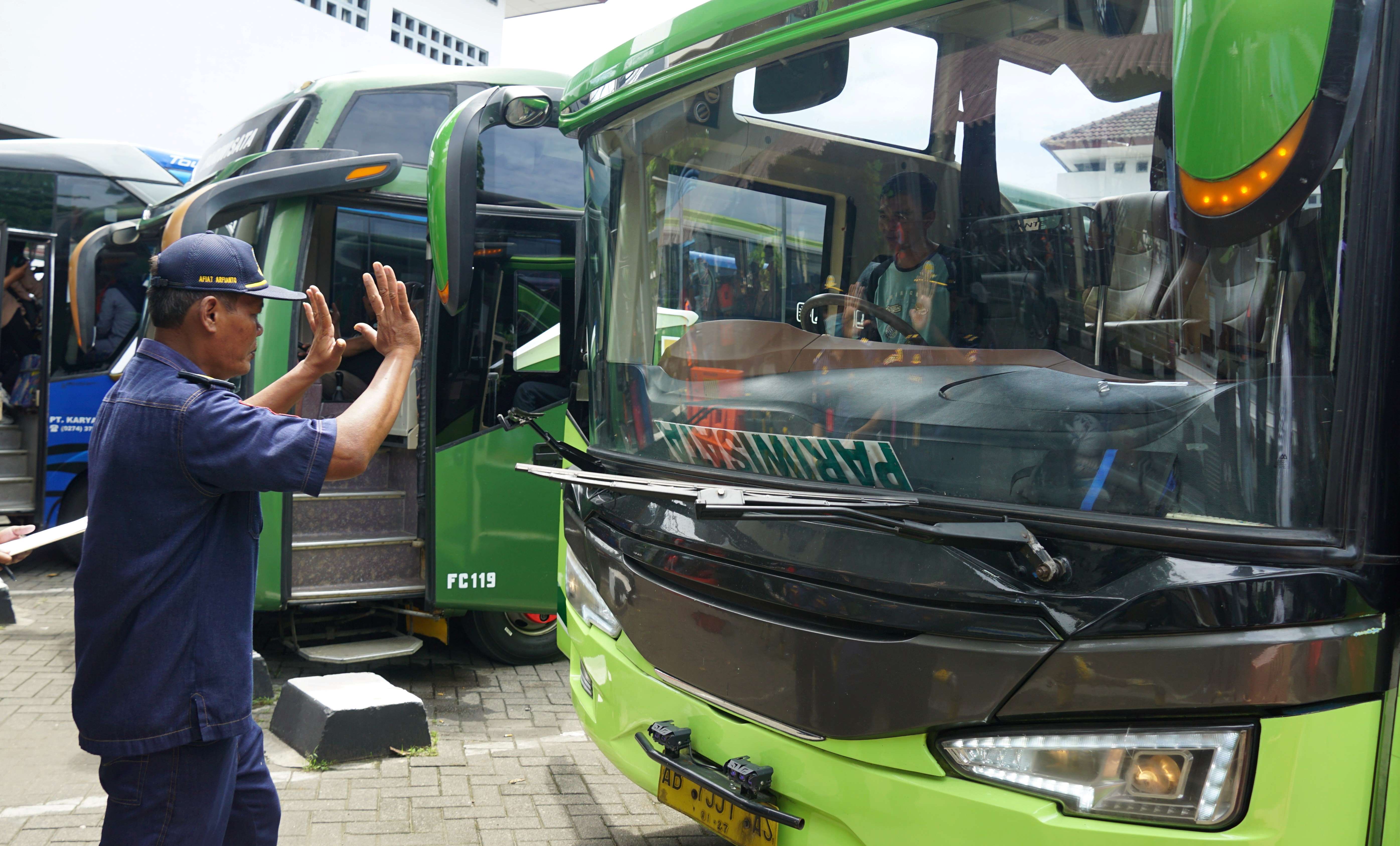 Jelang Nataru, Pemkot Yogya-Polresta Gelar Uji Kelaikan Bus   