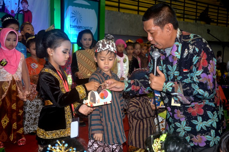 WALIKOTA YOGYAKARTA  HARYADI SUYUTI LEPAS 920 WISUDAWAN WISUDAWATI