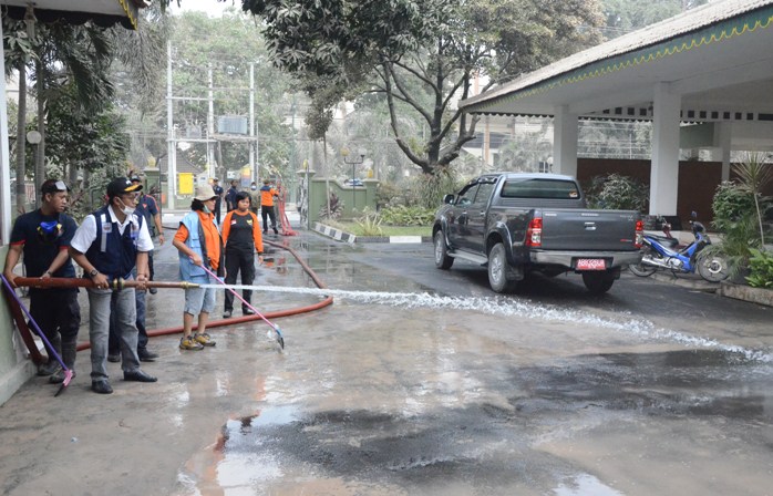 KURANGI ABU VULKANIK PEMERINTAH KOTA YOGYAKARTA, BERSIHKAN JALAN-JALAN PROTOKOL