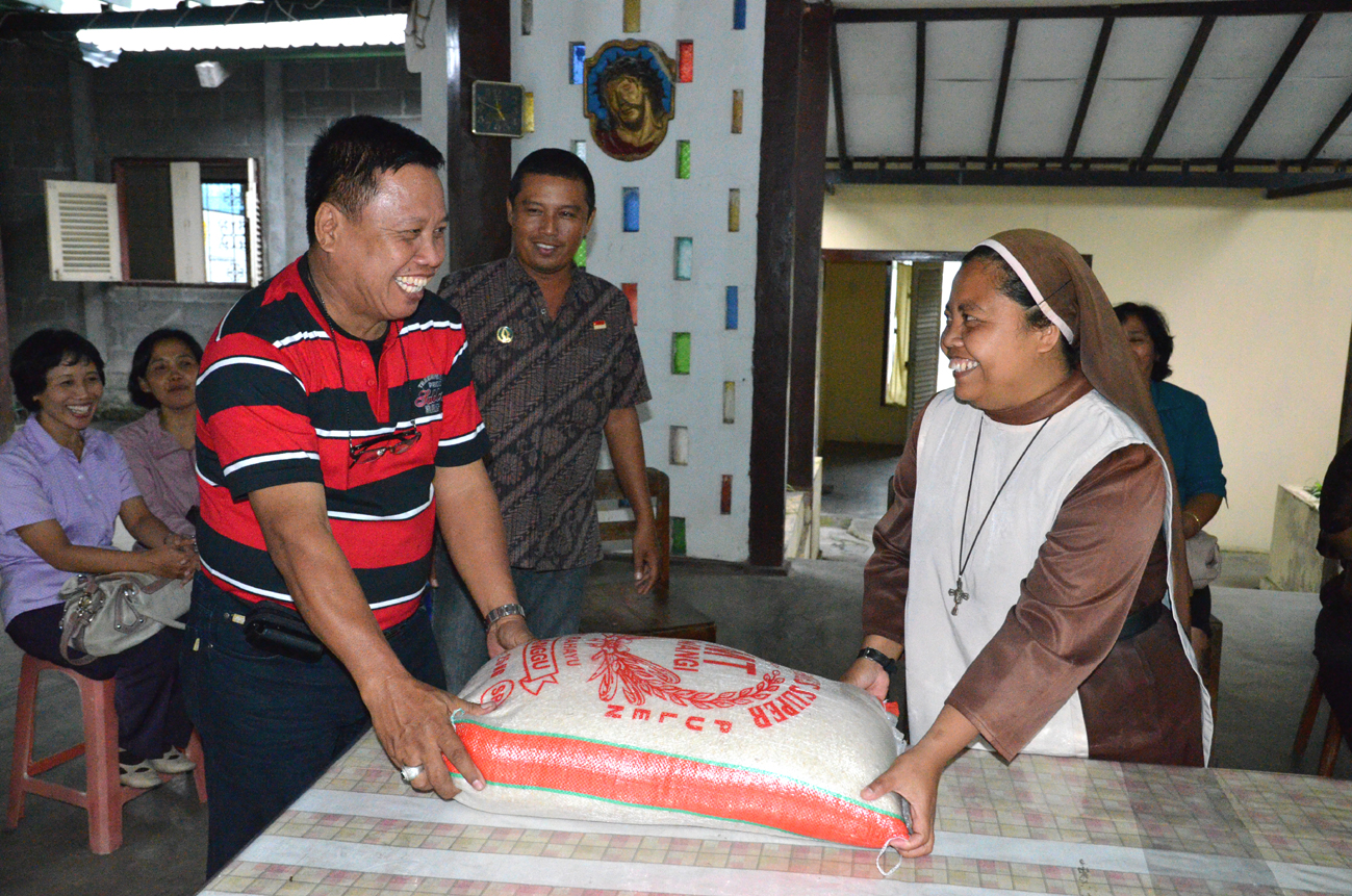 BAKTI SOSIAL PANITIA NATAL 2012 PNS KOTA YOGYAKARTA