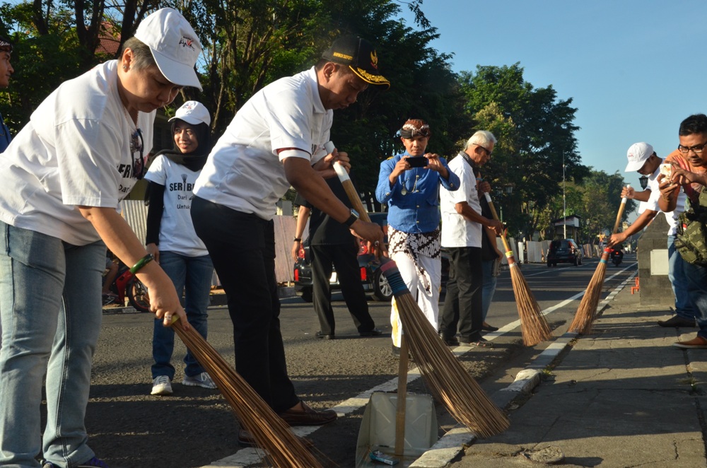 Seribu Sapu, Walikota dan Ratusan Warga Nyapu Malioboro