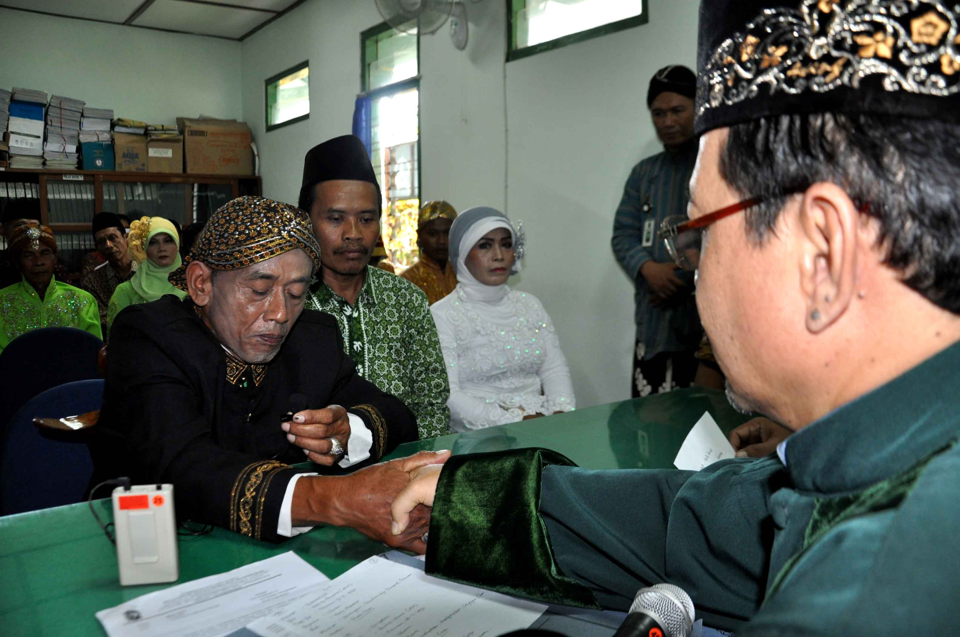 Meski sudah tua, Dua Pasang Warga Binaan Panti Karya tetap mengabadikan cinta mereka hingga ke pelaminan