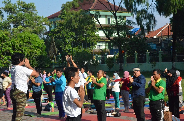 Asiknya Mengikuti Yoga Massal di Balaikota