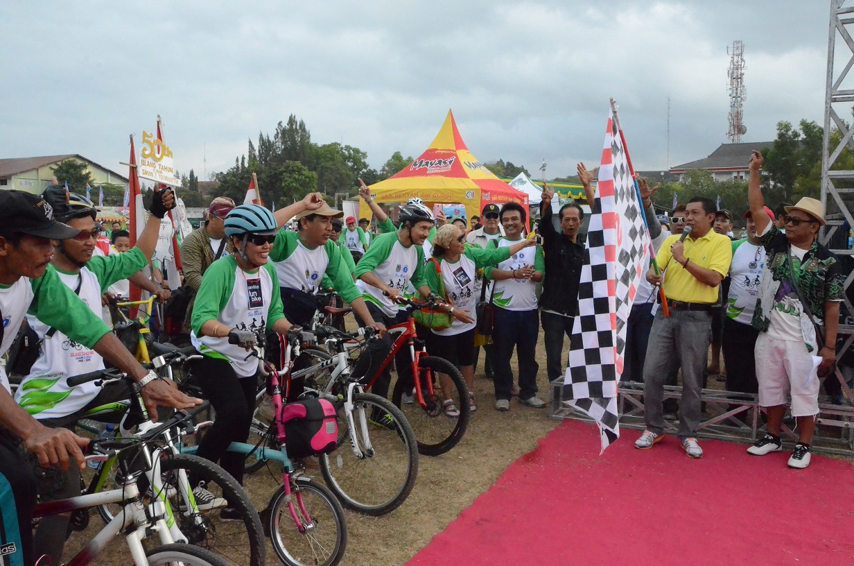 Walikota Melepas Peserta Fun Bike Ulang Tahun Ke 50 SMA 2 Yogyakarta