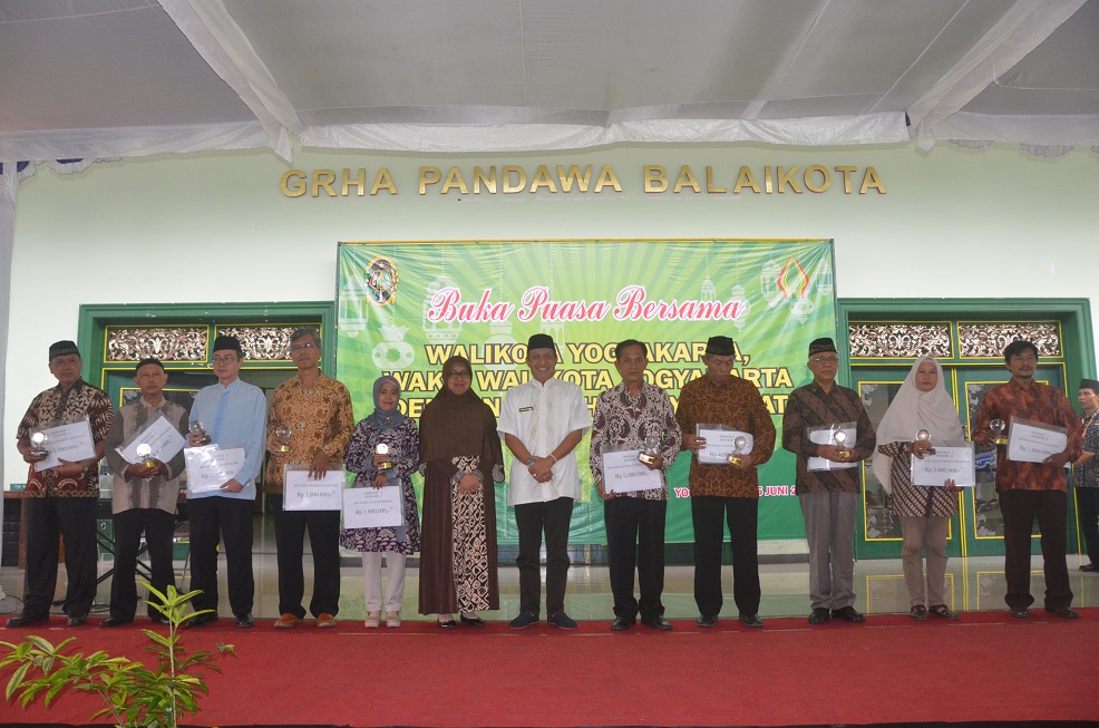 RW 09 Pakuncen dan RW 06 Cokrodiningratan Juara Tertib Administrasi