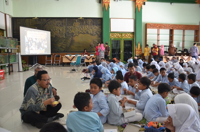 Serunya Minum Susu Dan Makan Ikan Bersama Wakil Walikota