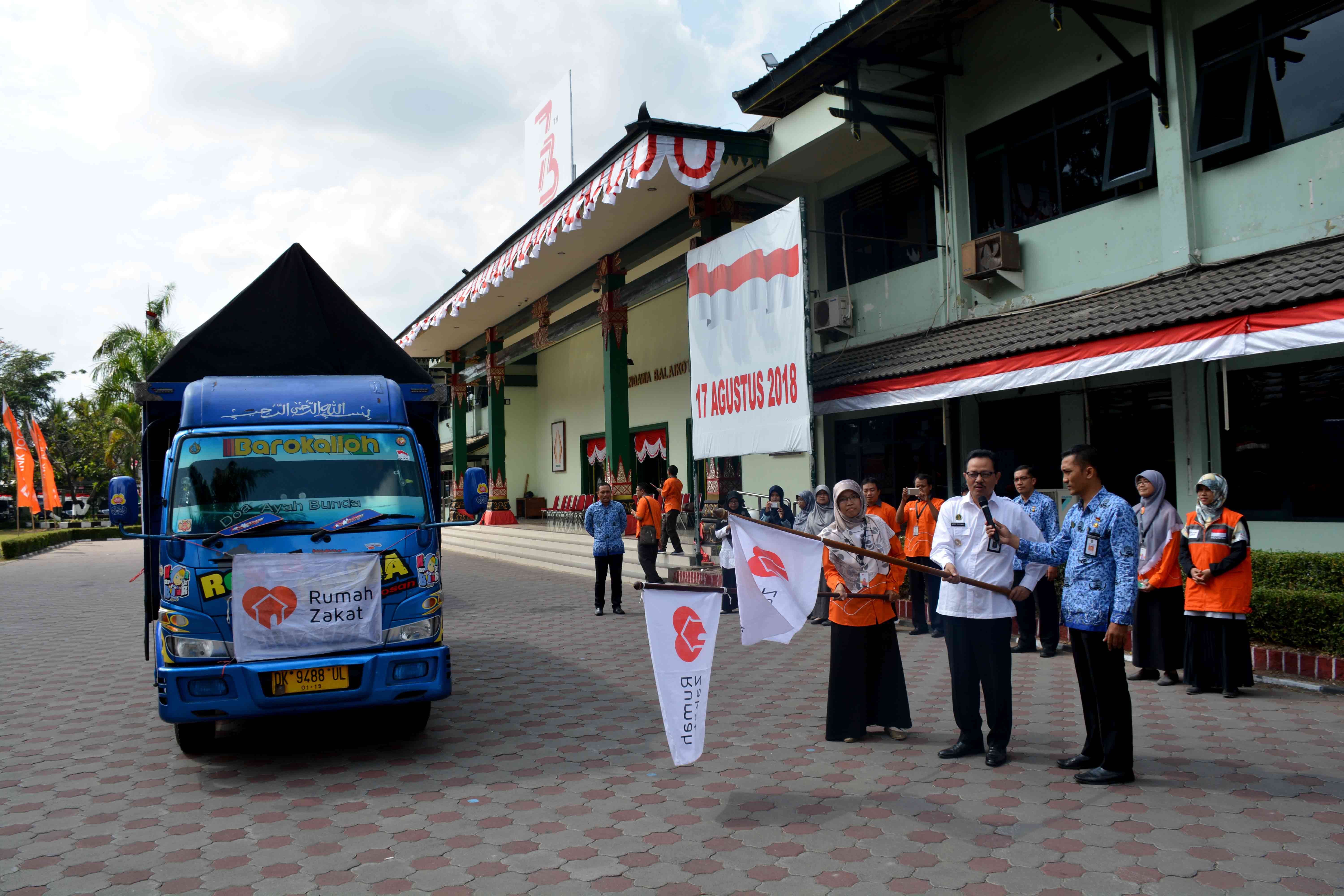 Wakil Walikota Lepas 5 Truk Bantuan Untuk Lombok