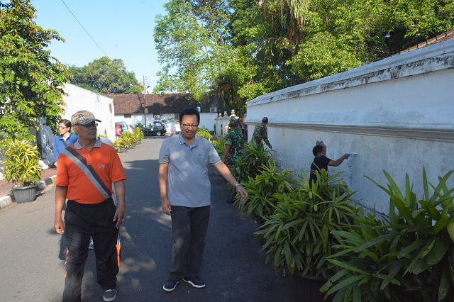 Jaga Kebersihan Kampung, Warga Jeron Benteng Kompak Bersih Bersih Kampung