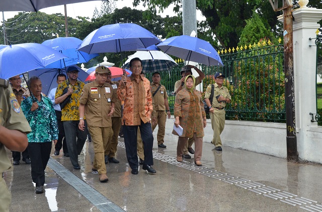 Duguyur Hujan Deras Walikota Nekat Tinjau Toilet Bawah Tanah hingga Menara Eiffel