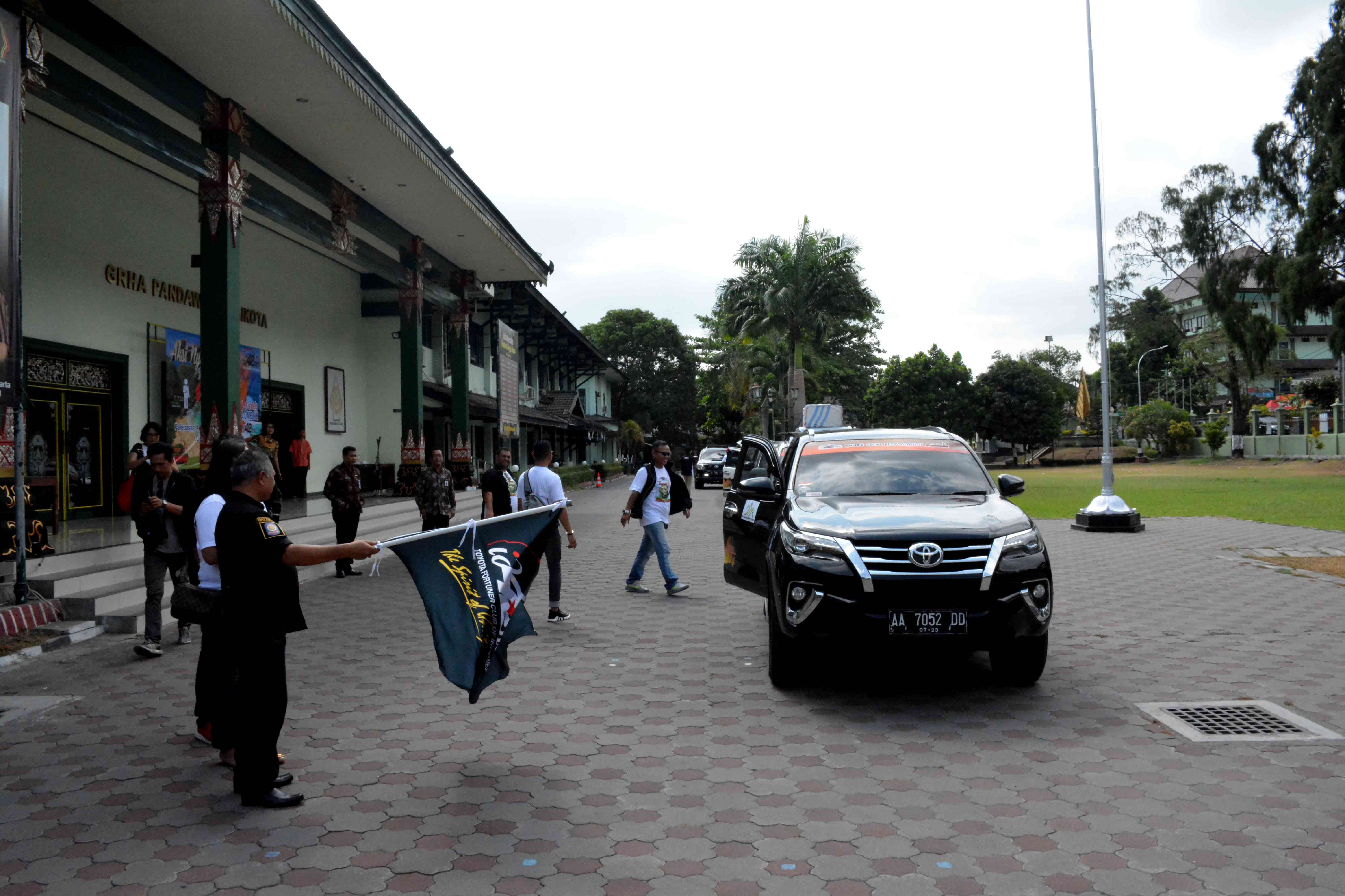 Touring Baksos Lombok Komunitas Fortuner Start di Balai Kota Yogyakarta