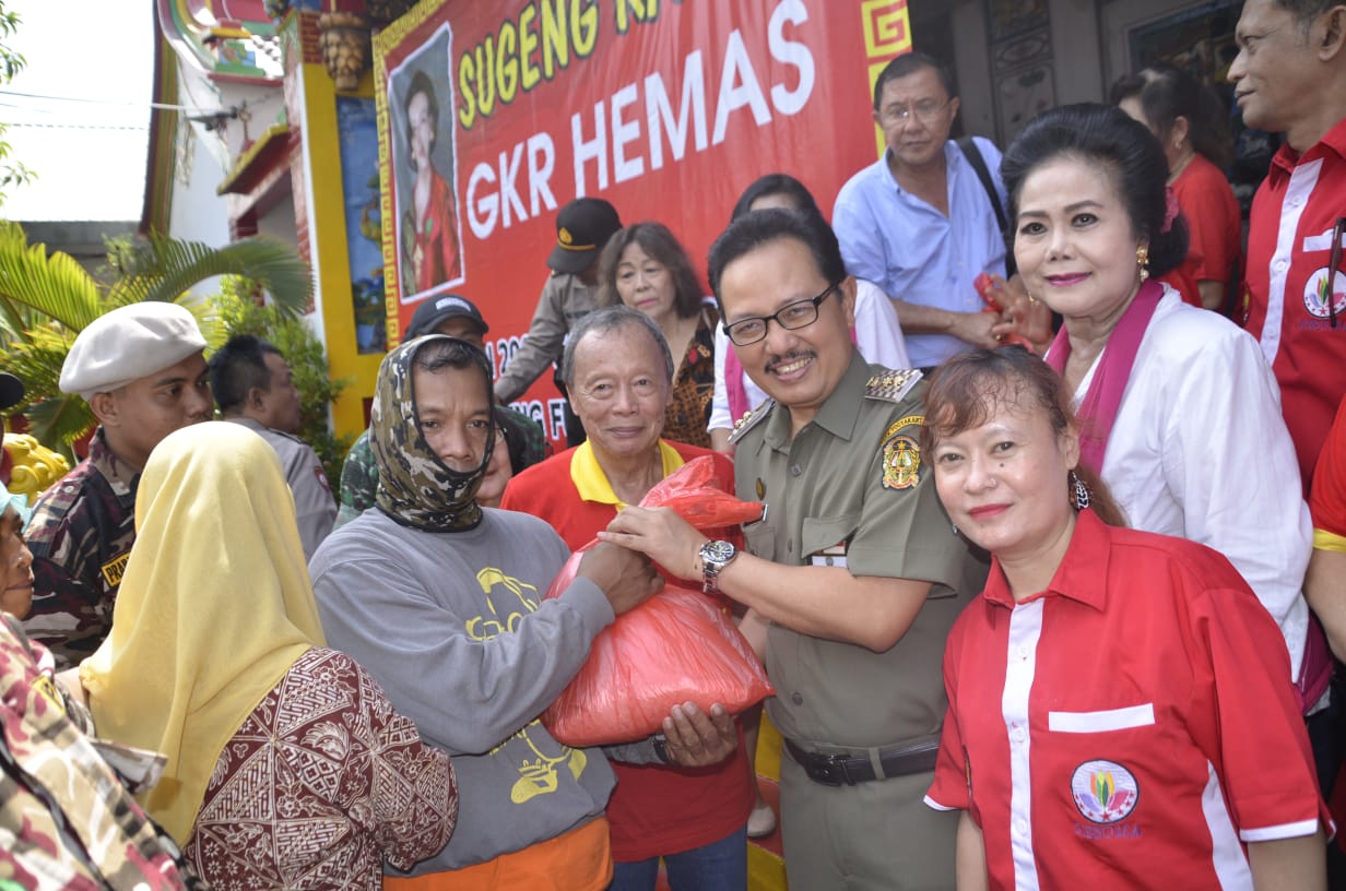 Wakil Walikota Yogyakarta, membagikan sembako di Klenteng Gondomanan