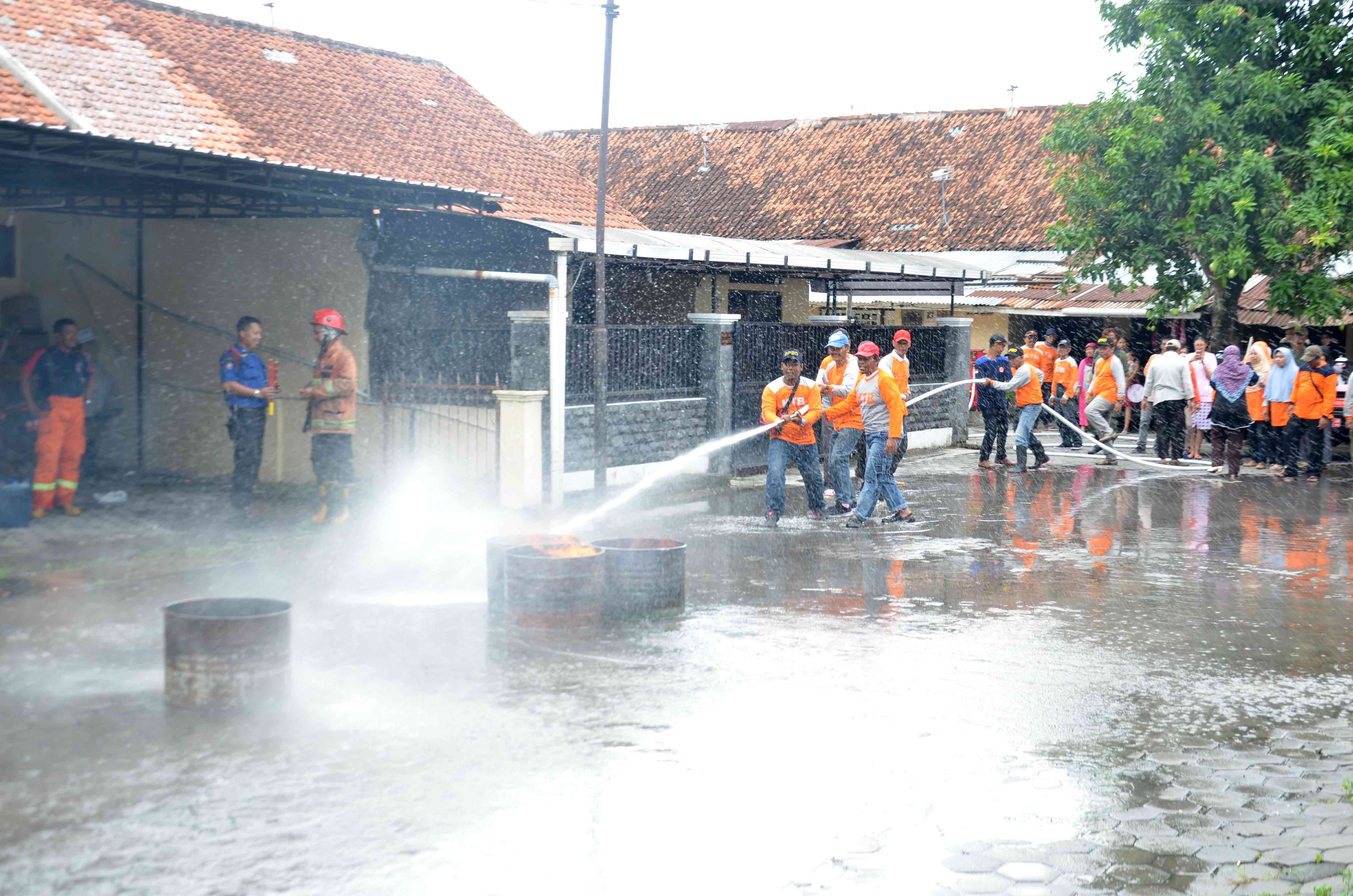 Beri Pemahaman Penanggulangan Kebarakan, Dinas Kebakaran Gelar Simulasi