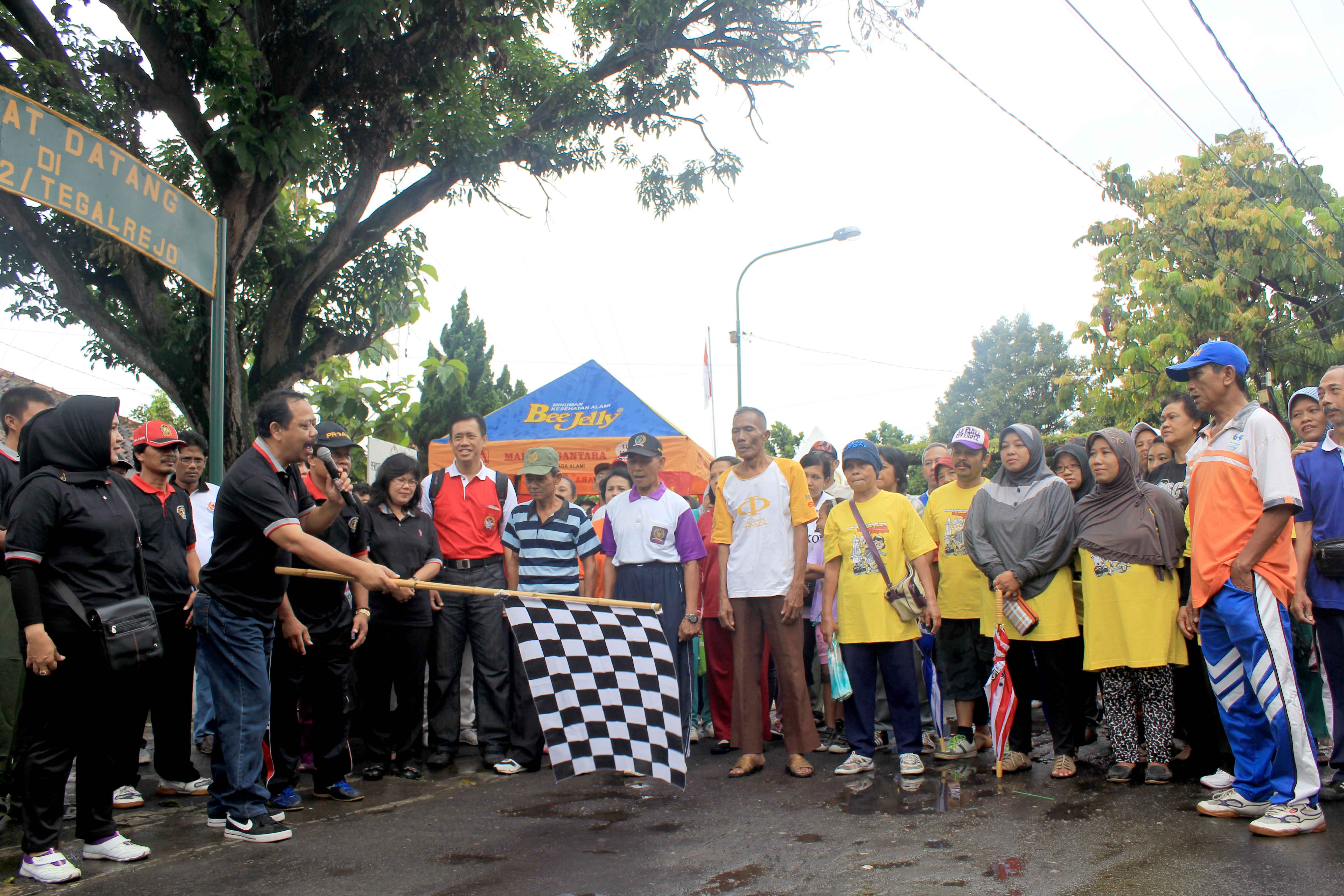 Imam Priyono Lepas Jalan Sehat di Kecamatan Tegalrejo