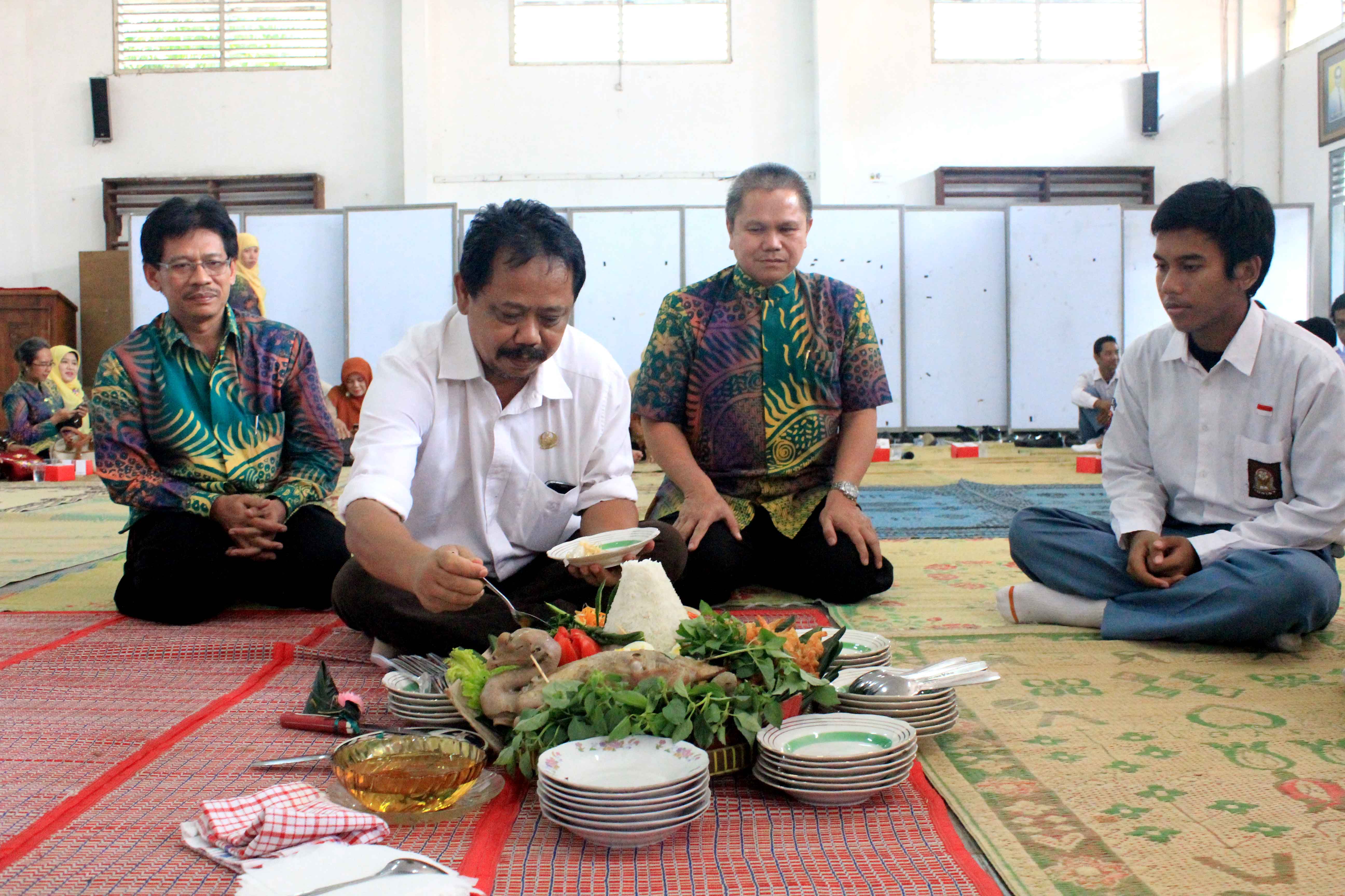 Pemotongan Tumpeng Warnai Peringatan HUT SMAN 8 ke 40