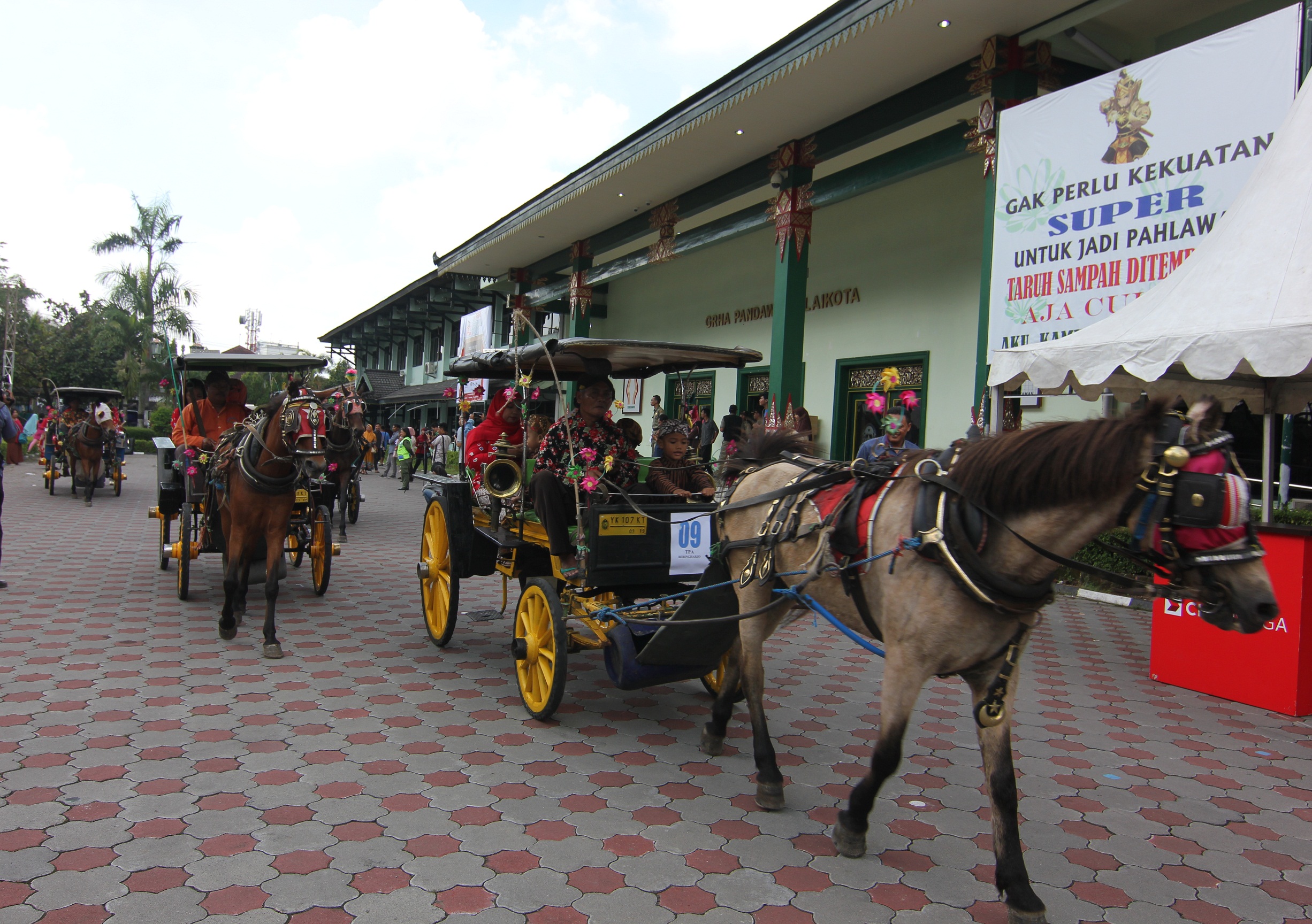 Kirab Andong Warnai Pembukaan Pesta Pendidikan Yogyakarta 2017