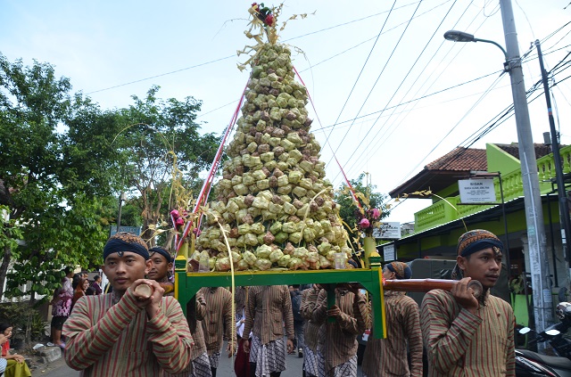 Kirab Bakdo Kupat, Warga Pandeyan Bagikan 1000 Ketupat Gratis