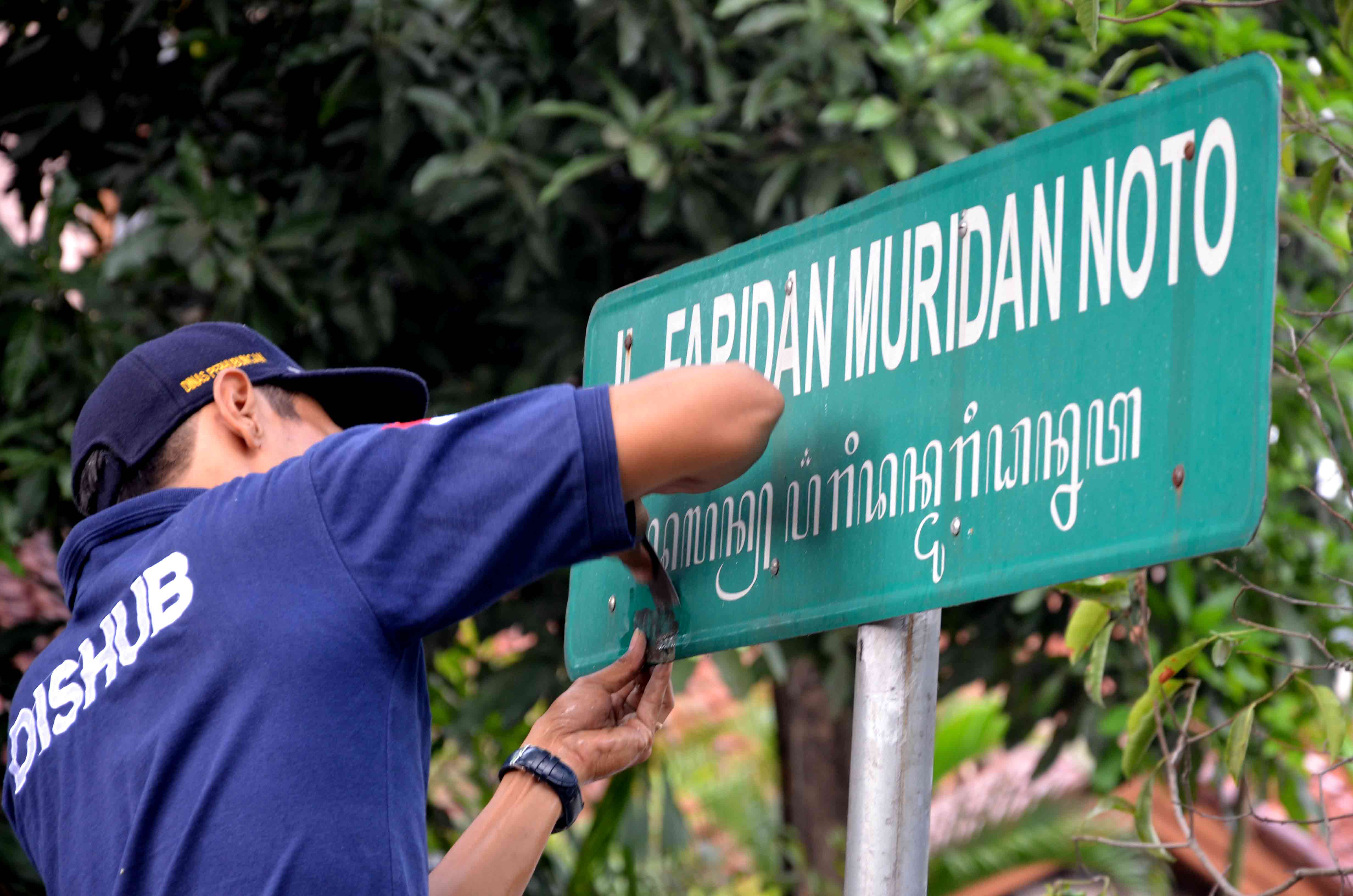 Puluhan Petugas Dishub KotaYogya Bersihkan Sampah Visual