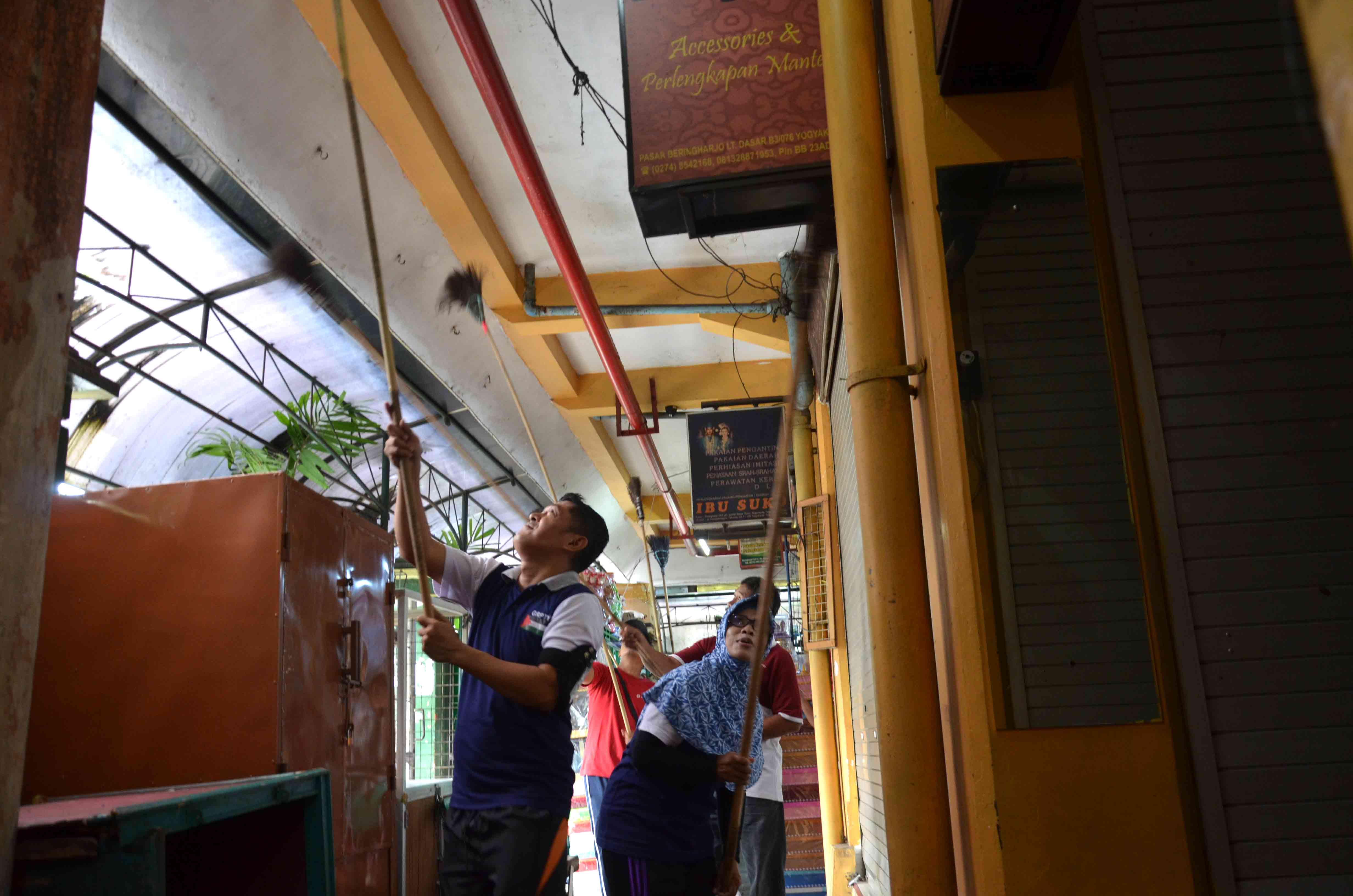 Menjaga Kebersihan Pasar Tradisional,Seluruh Pedagang Reresik Pasar Tiap Kamis Pon