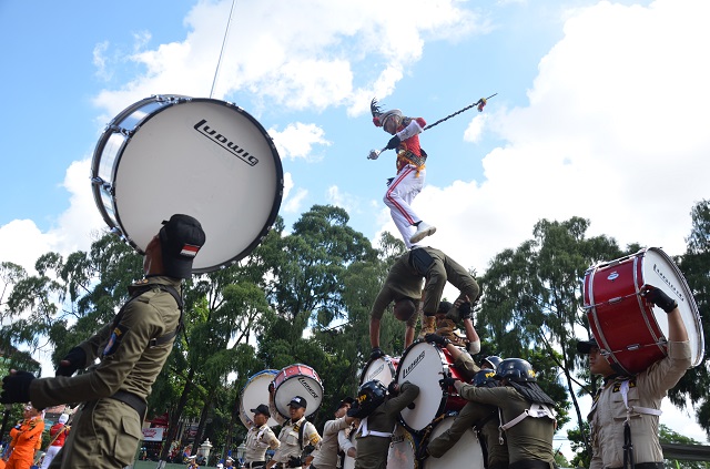 Marching band Gita Abdi Praja IPDN Pukau Penonton di Balaikota