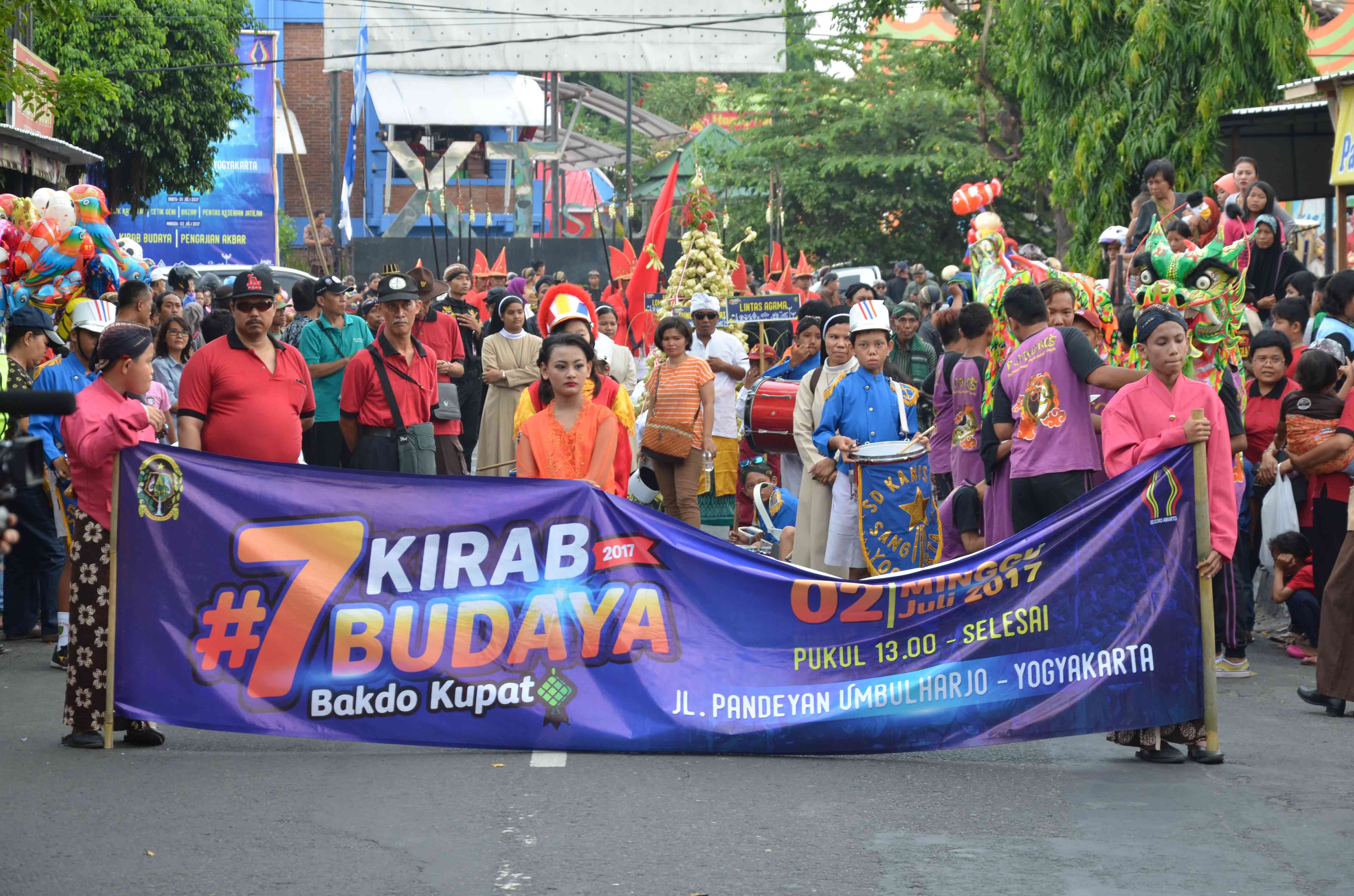 Ribuan Ketupat Dibagikan Dalam Kirab Budaya Bakdo Kupat