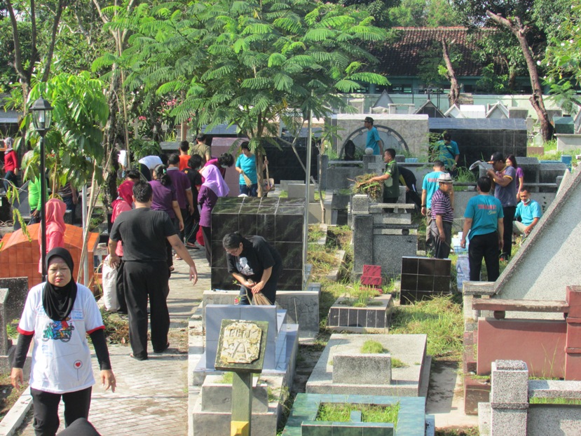 Jaga  Sinergisitas dengan Masyarakat, Kecamatan Tegalrejo Kerja Bakti Makam