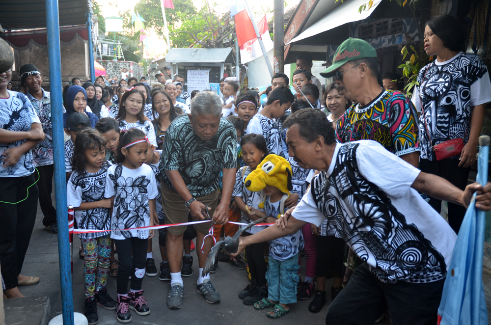 Gelar Jalan Sehat Mengenakan  Kaos Lukis Batik, Sanggar Kalpika dan Pastupahing Taman Sari Ikut Lestarikan Batik