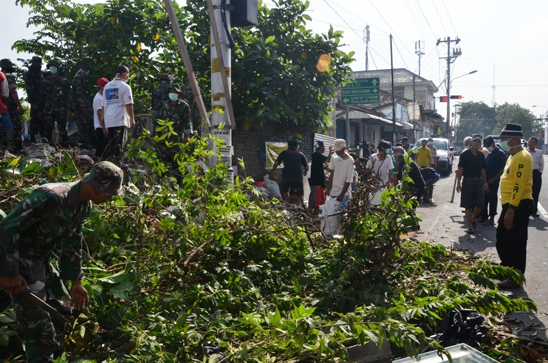 Warga Danurejan Kerja Bakti Bersama Jajaran Pemerintah Polisi dan Militer