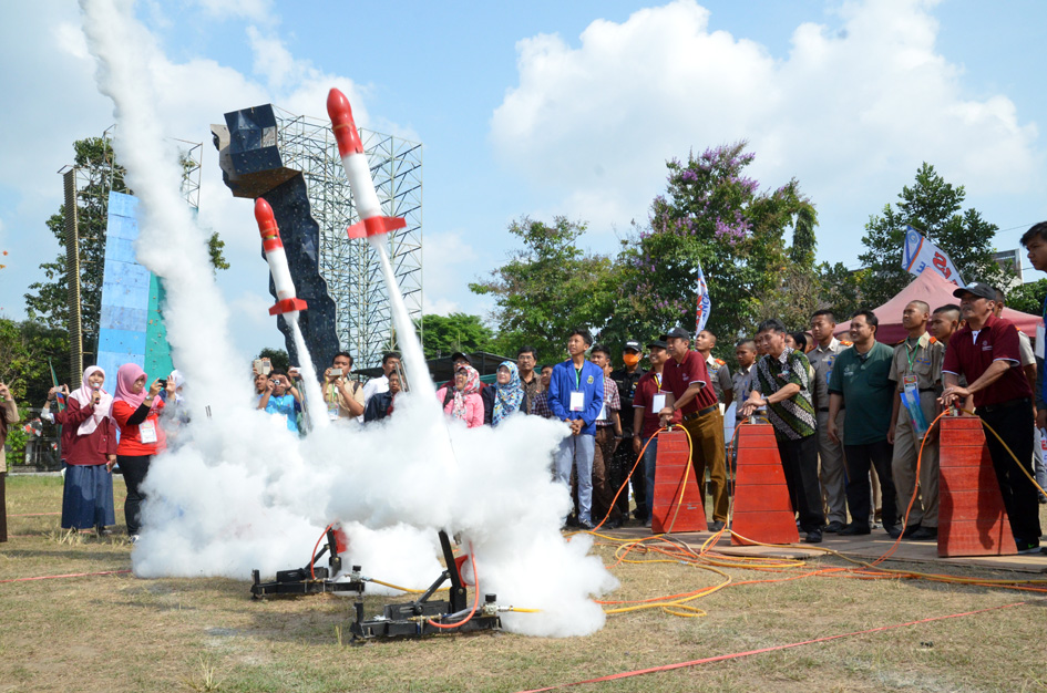  Kontes Roket Air Taman Pintar: Kontes Lokal Yang Kini  Jadi Ajang Kontes Nasional 
