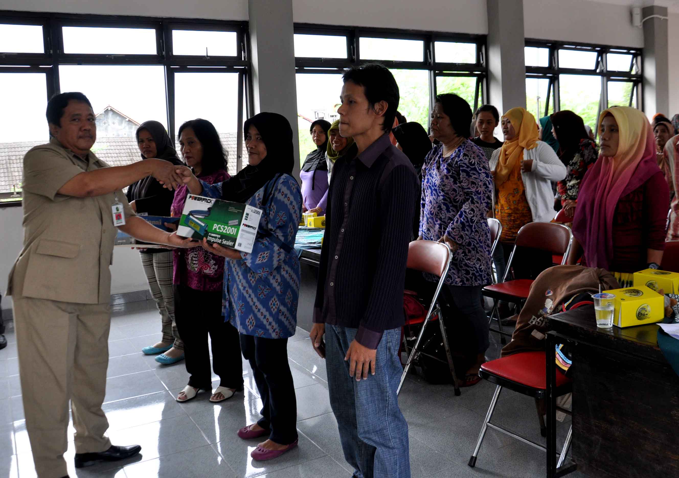 Guna Mengurangi Pengangguran, Pemkot Beri Bantuan Alat Kerja Pelatihan Kewirausahaan