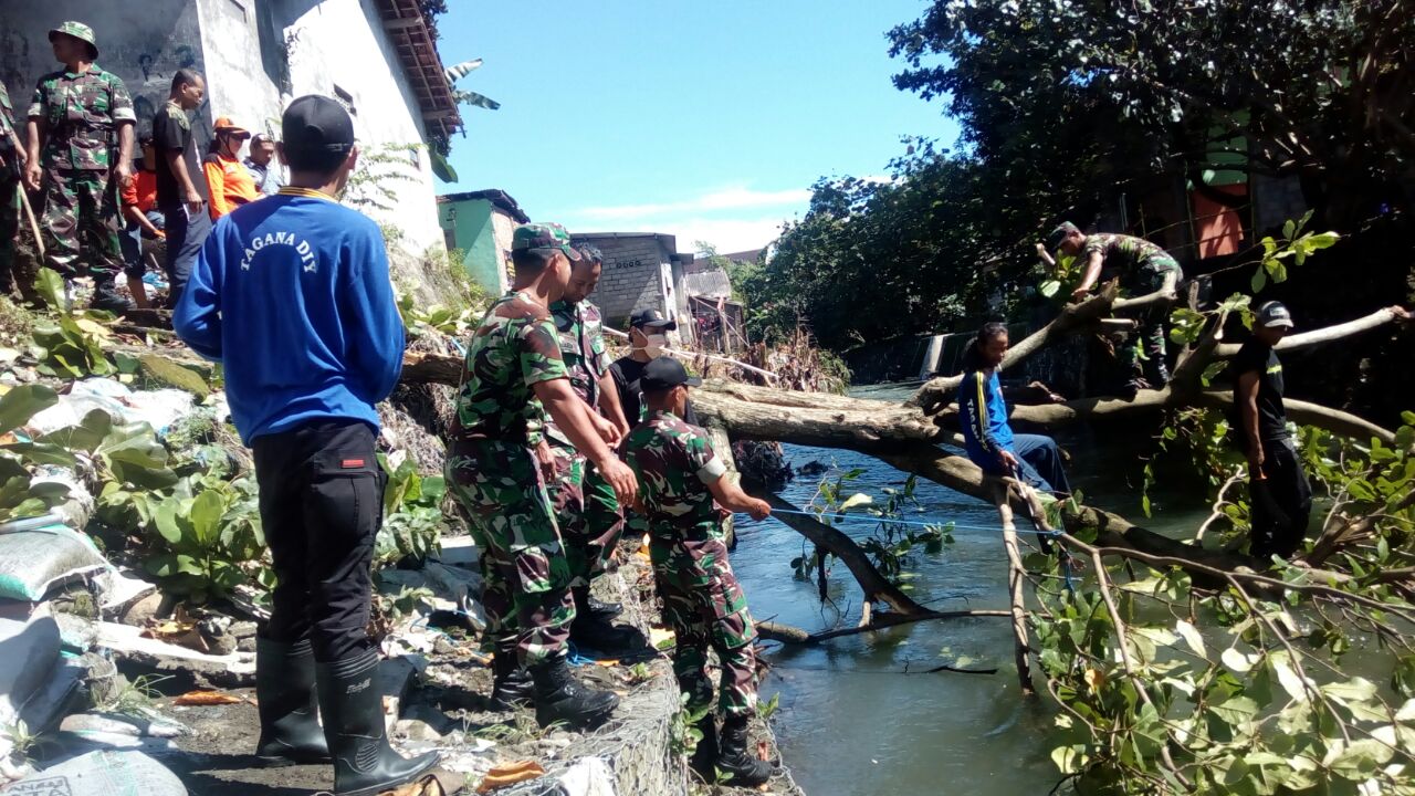 Persiapan Pembukaan TMMD, Prajurit dan Warga Bersih-Bersih Sungai Gajah Wong