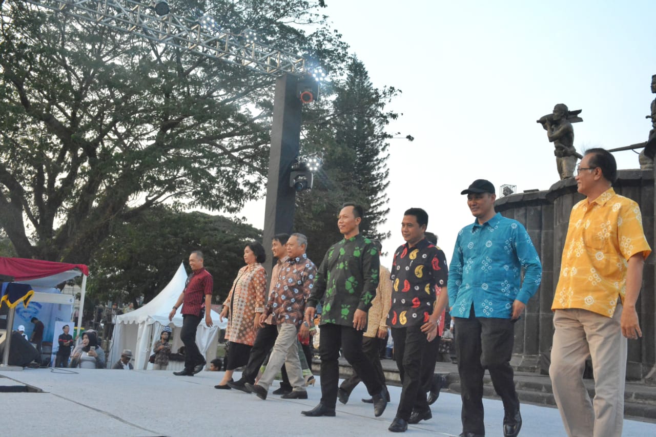 Pejabat Pemkot Yogya Ber-fashion Show Di Plaza SO1 Maret