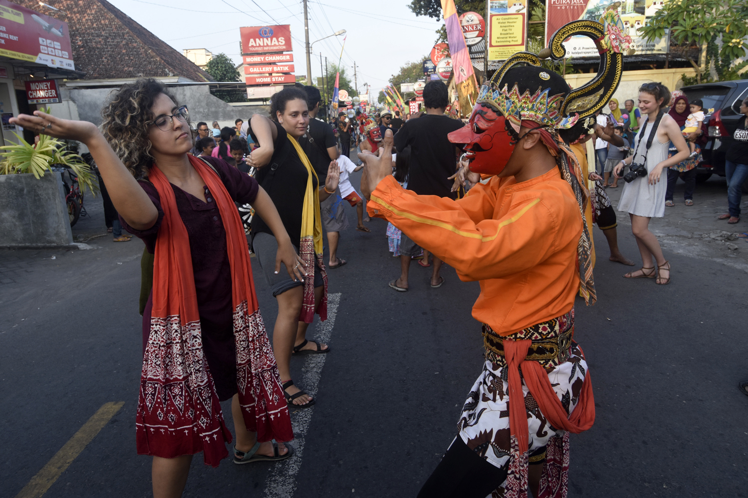 Festival  Kampung Prawirotaman : Turis Asingpun  Ikut Berjoget