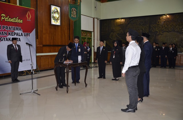 Walikota Lantik 11 Pejabat Tinggi Pratama di Lingkungan Pemerintah Kota Yogyakarta