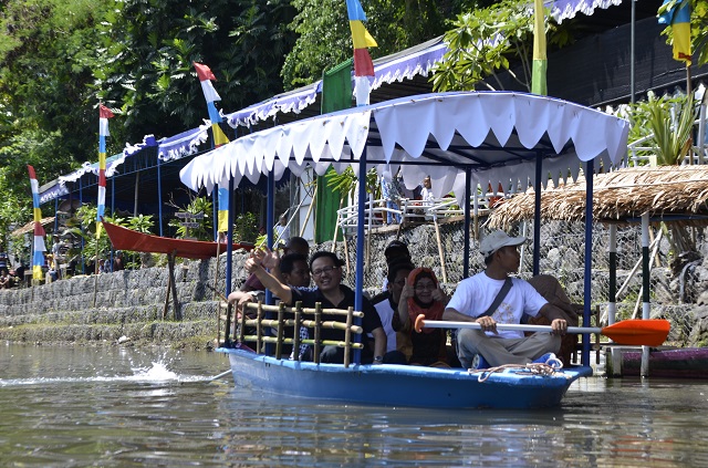 Serunya Susur Sungai Gajah Wong Dengan Perahu Wisata