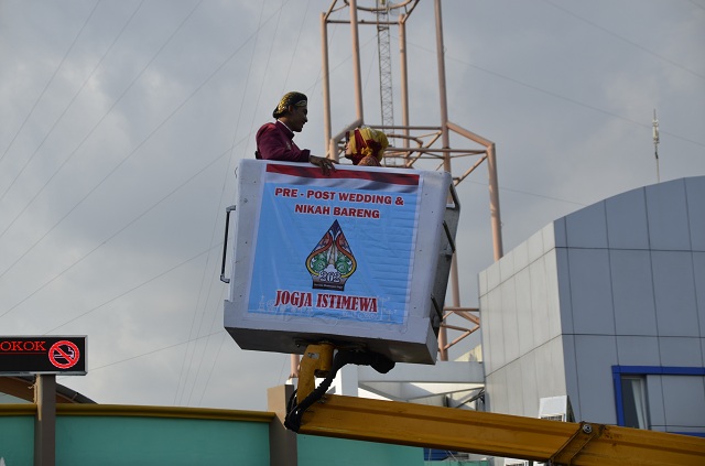 Sambut HUT Kota Yogyakarta ke-262, Tiga Pasangan ini Nikah di Atas Crane PJU