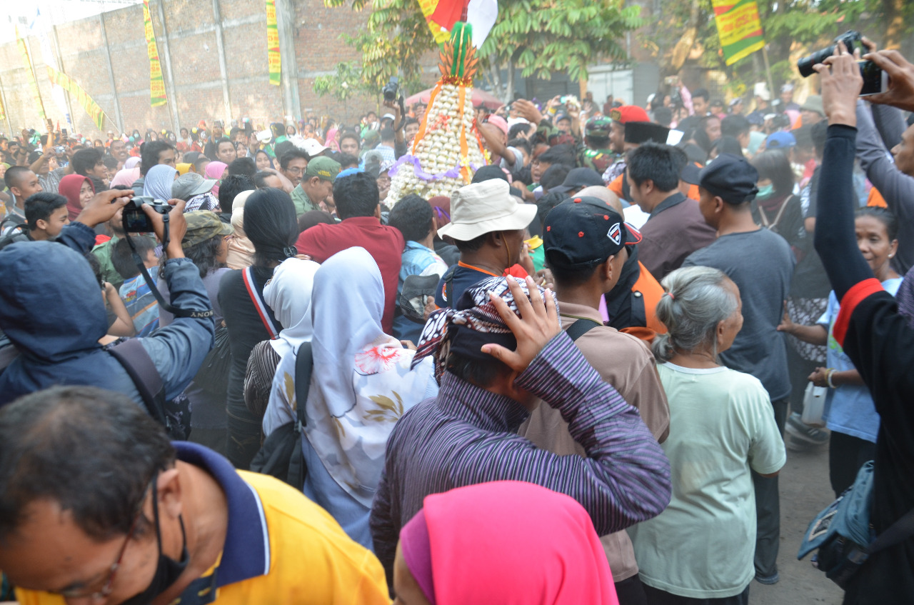 Warga Tumpah Ruah Berebut Ribuan Bakpia