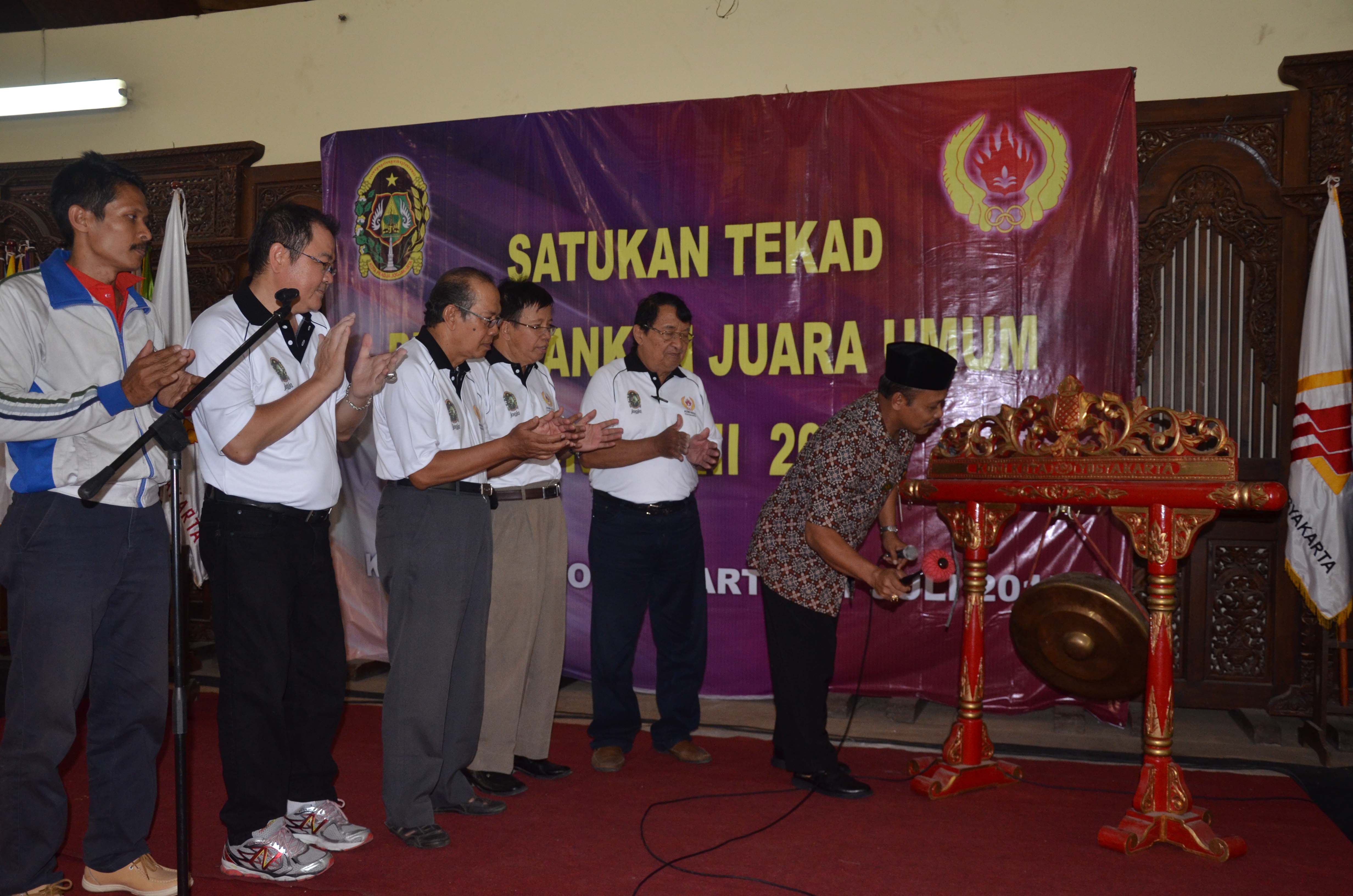 Walikota Yogyakarta melakukan Pengukuhan Platcab KONI Kota Yogyakarta