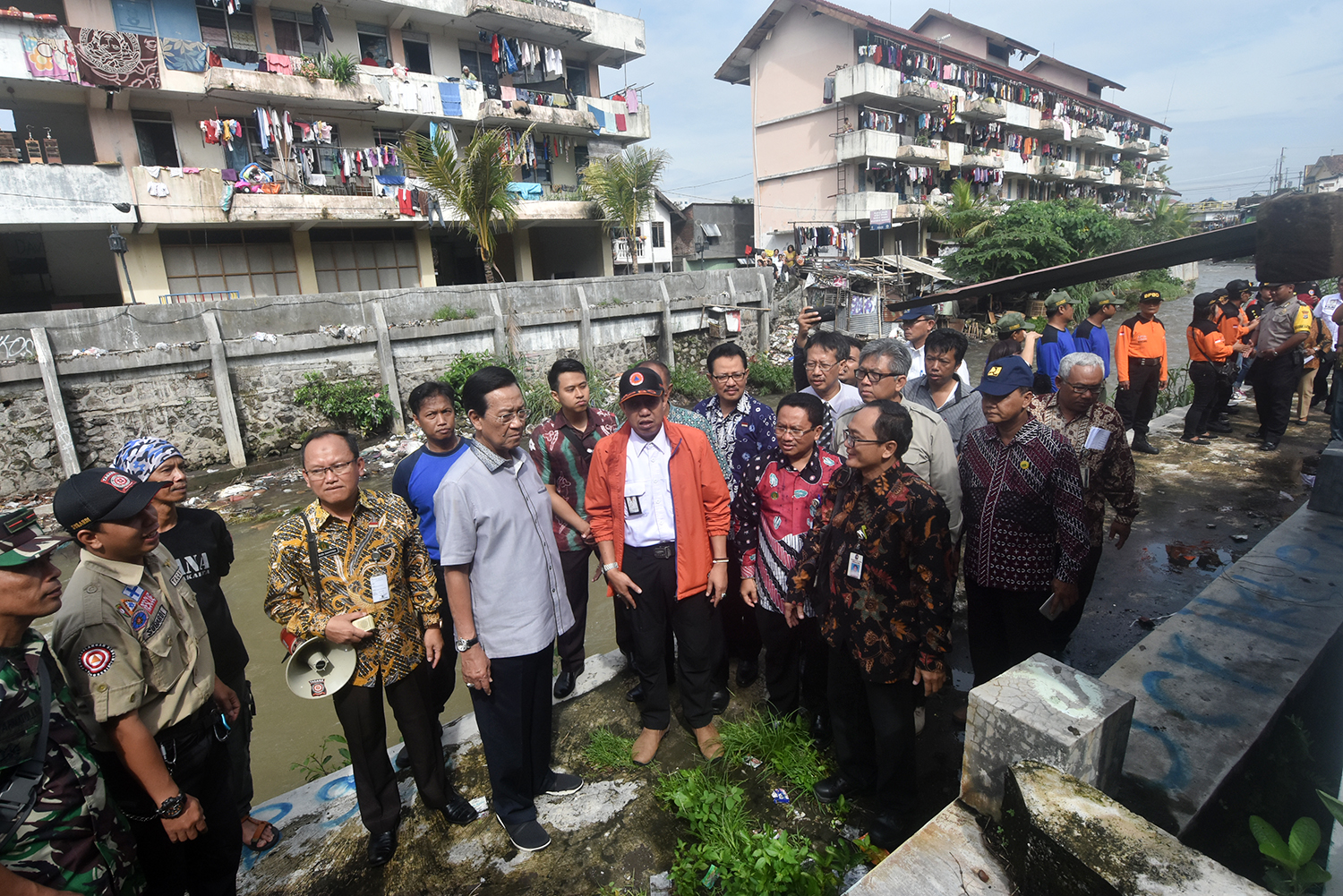 Sri Sultan  Meninjau Talud Permukiman yang Ambrol di Juminahan Danurejan