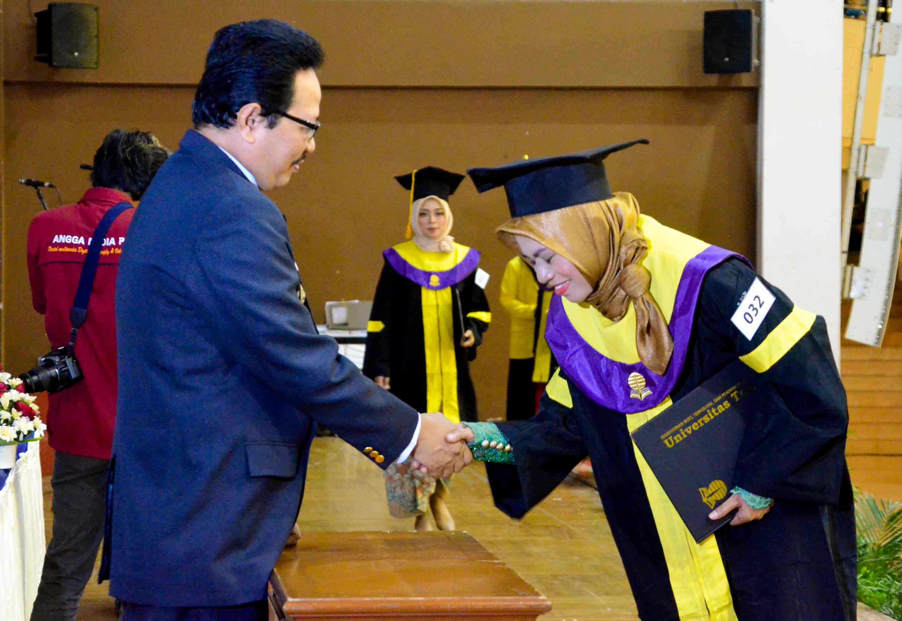 Wakil Walikota Berikan Ijazah Kepada 978 Lulusan Universitas Terbuka Yogyakarta