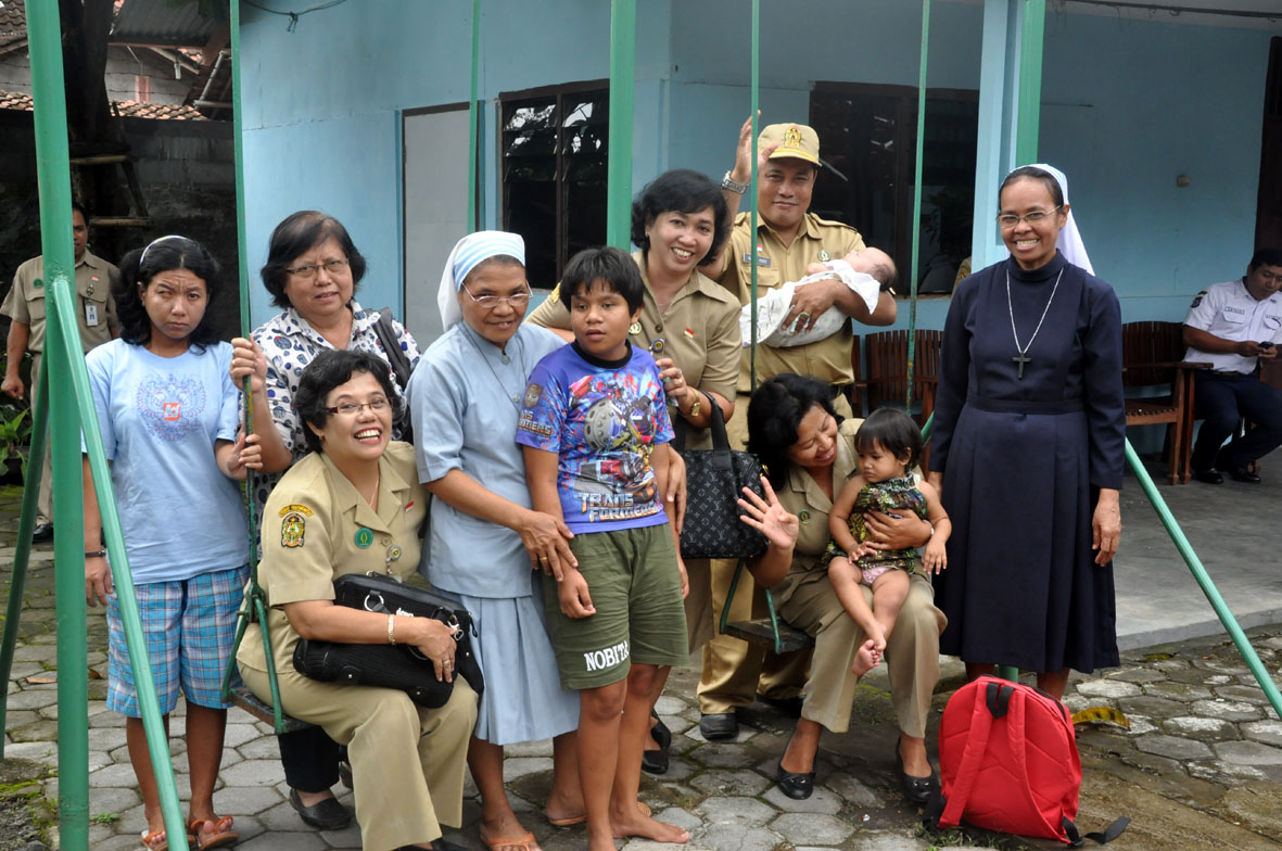 PANITIA NATAL KARYAWAN KRISTIANI KOTA  JOGJA BERBAGI KASIH DI PANTI ASUHAN BAKTI LUHUR