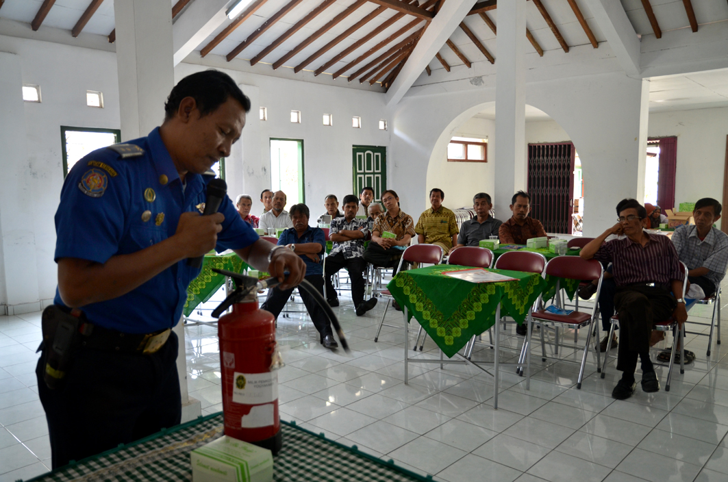 KETUA RT DAN RW SEKELURAHAN PATEHAN   IKUTI PELATIHAN SIMULASI TANGGAP BENCANA 