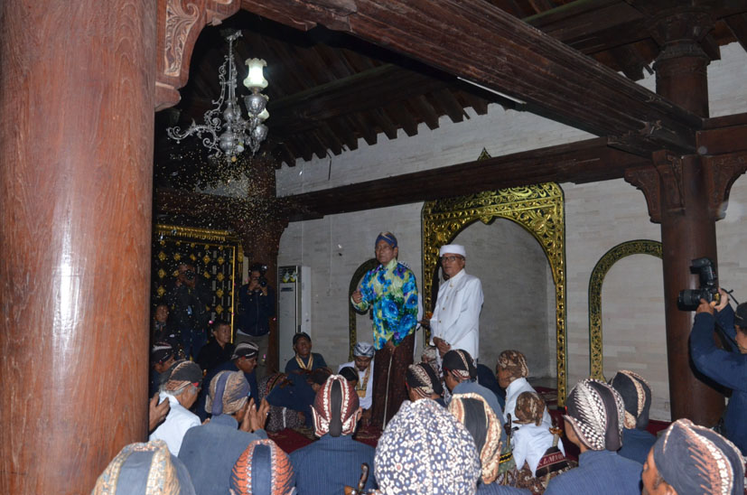 DUA BUAH PERANGKAT GAMELAN SEKATEN DIKEMBALIKAN KE KERATON YOGYAKARTA