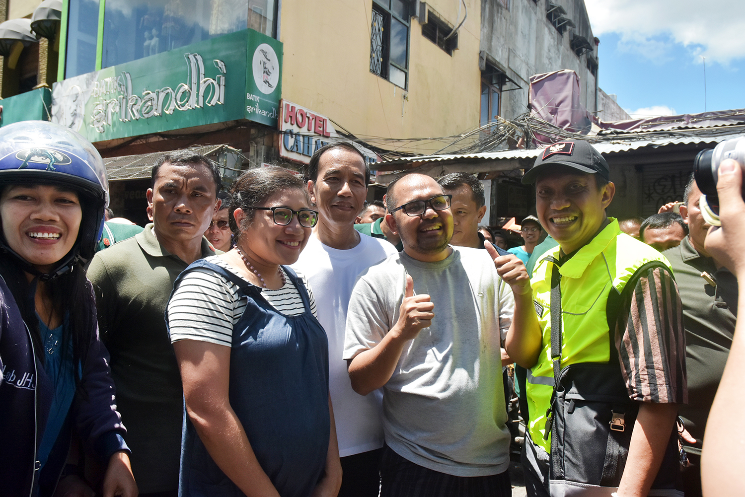 Susur Malioboro, Presiden Jokowi Berjalan Kaki dan Jadi Rebutan Warga Untuk Berfoto