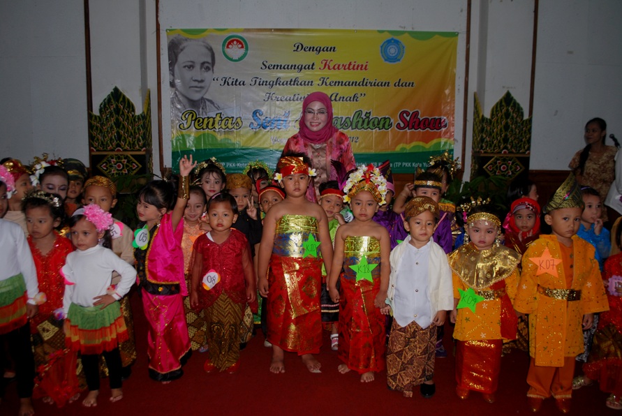 Hari Kartini diisi Lomba Fashion Show Busana Tradisional Anak-Anak