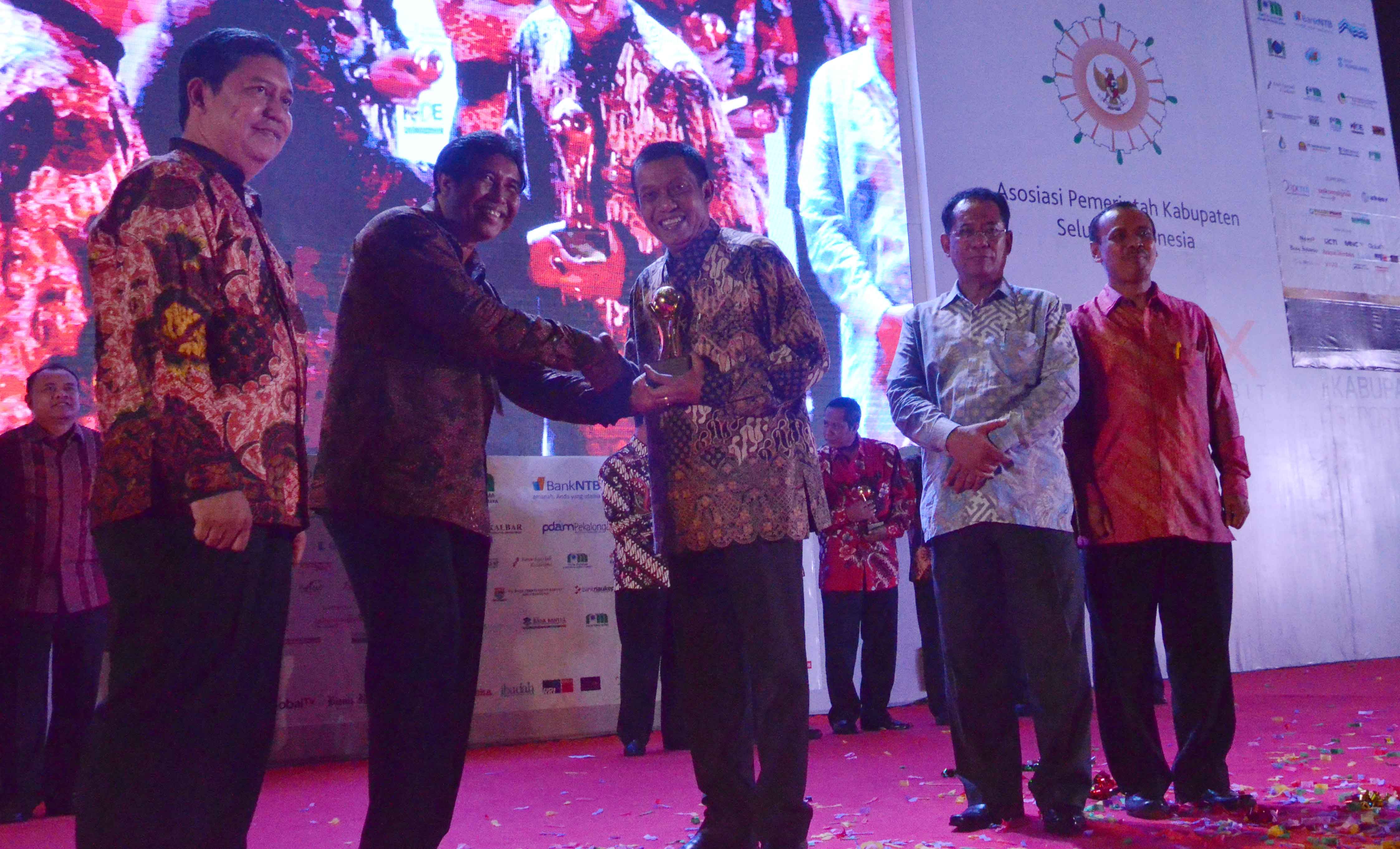 Walikota Yogyakarta Raih Penghargaan Pembina BUMD Terbaik 2016