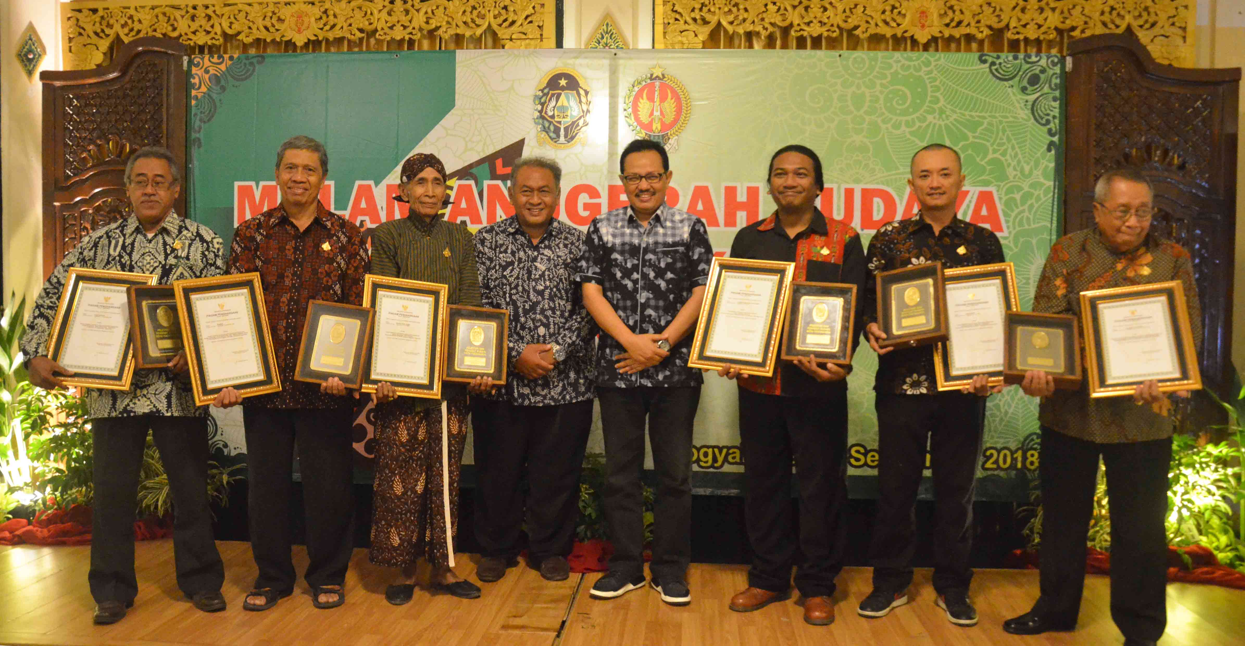 Enam Tokoh Seni dan Budaya Mendapatkan Penganugerahan Budaya