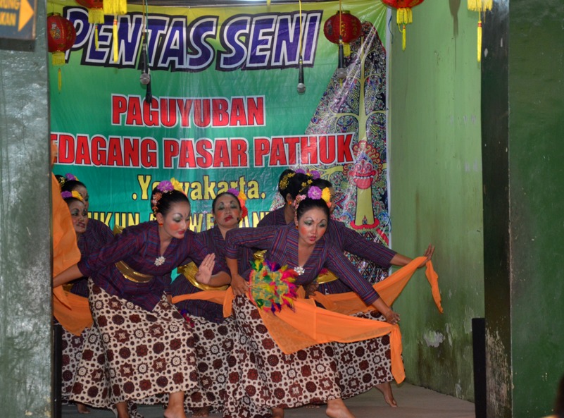 PEDAGANG PASAR TRADISIONAL PUN PIAWAI BERKESENIAN